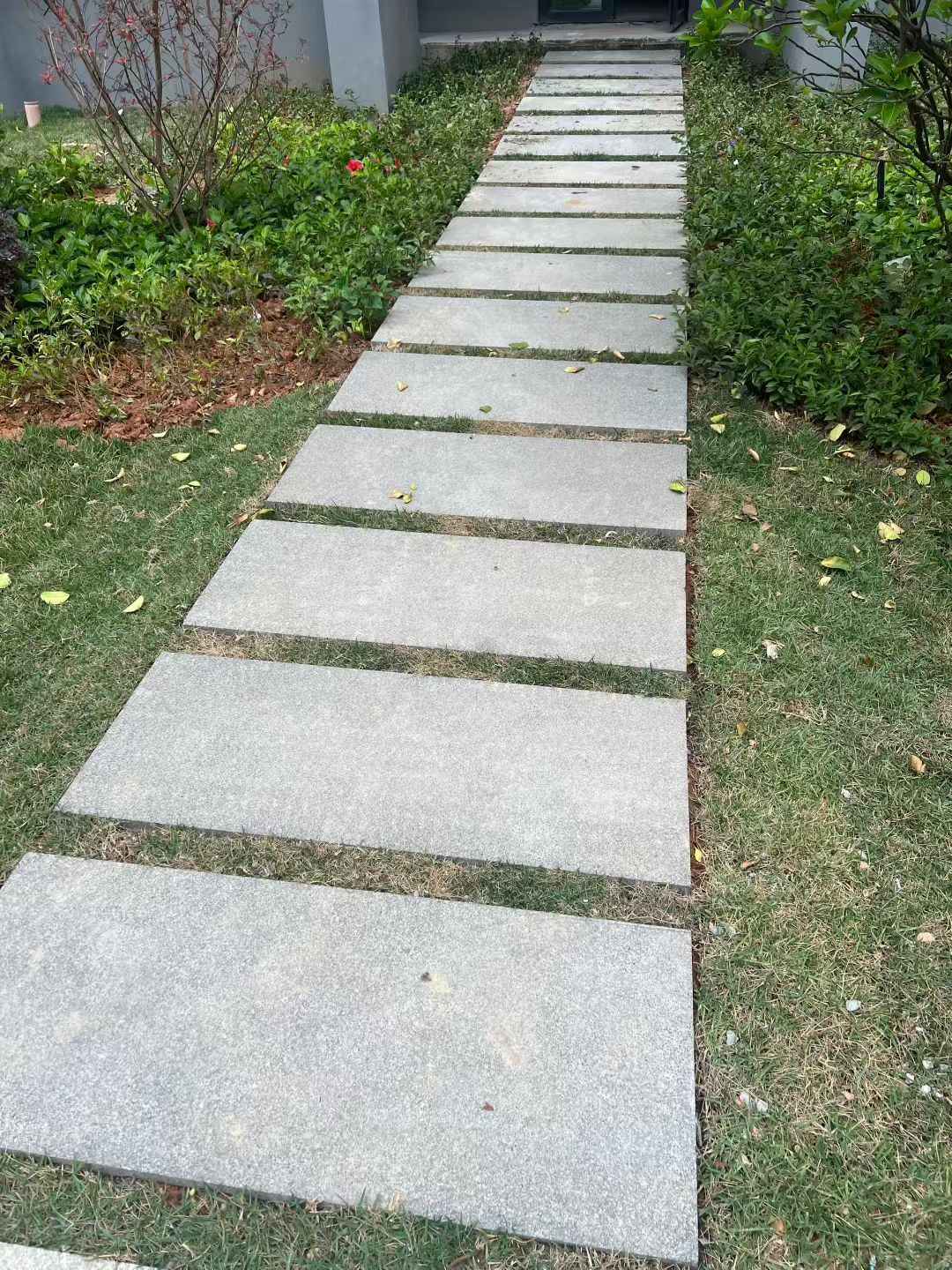 三门峡 芝麻黑小区踏步、汀步石铺装效果