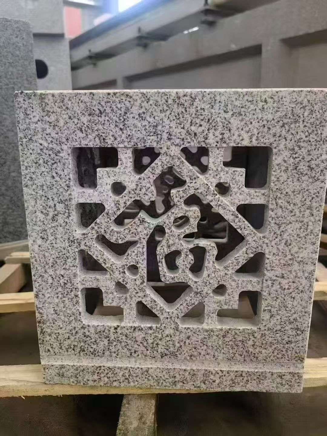 三门峡 芝麻白花岗岩镂空雕花灯笼